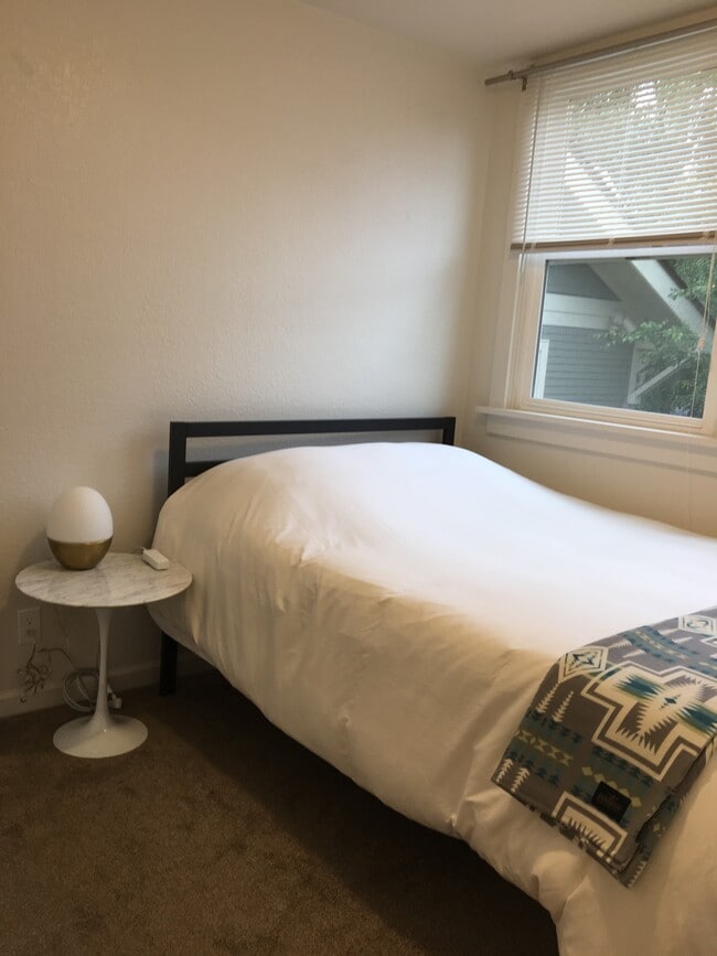 Building Photo - 609 N 48th St