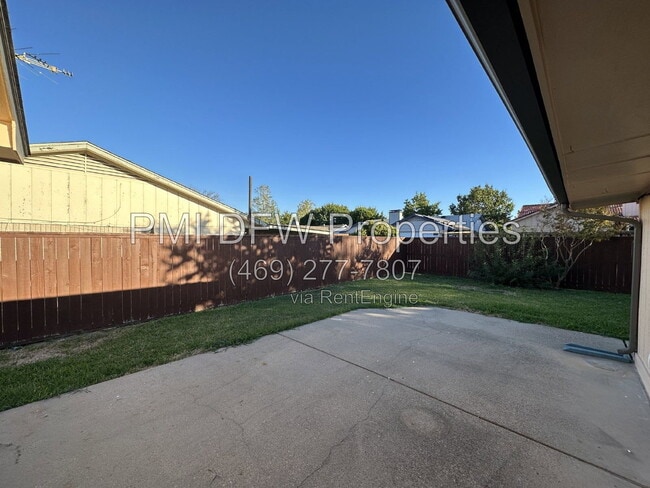 Building Photo - 2120 Blossom Ln