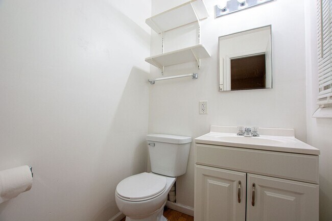 Building Photo - 2 Bedroom / 1.5 Bath Home in Carter Lake!