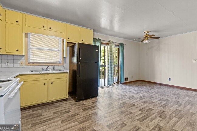 Building Photo - 4010 Emerald Lake Dr