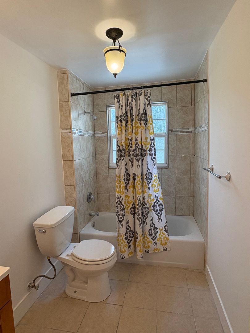 Building Photo - Spacious 2/2 with a garage available until end of December