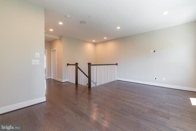 Building Photo - 1527 16th Rd N