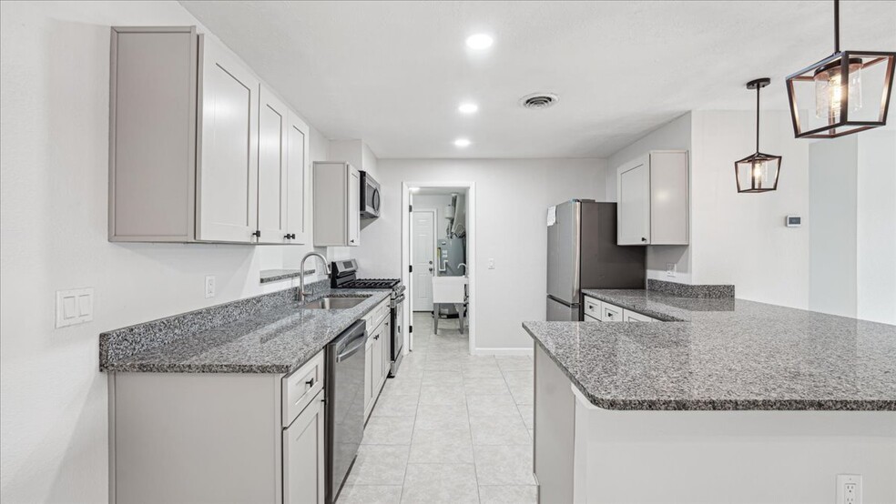 Building Photo - 4800 Key Largo Dr W