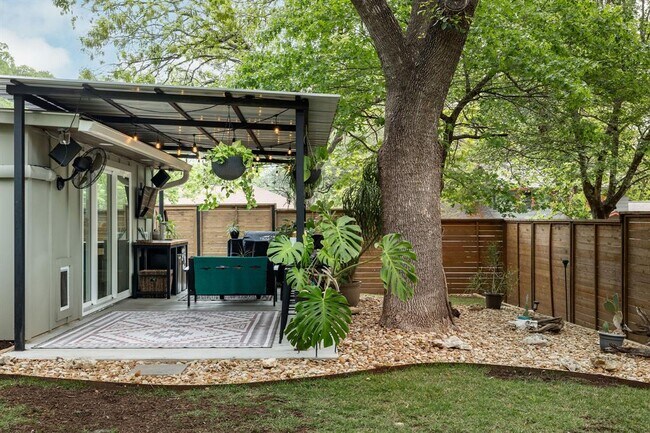 Building Photo - 9101 Heatherwood Dr