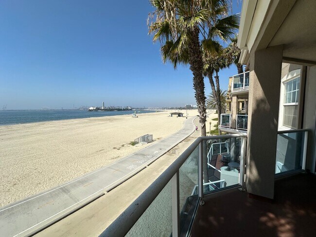 Building Photo - Beachfront Oasis - 3 bed 2 bath in Alamitos Beach with Parking