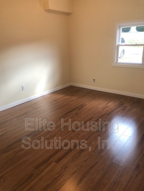 Building Photo - 204 Maple Ave