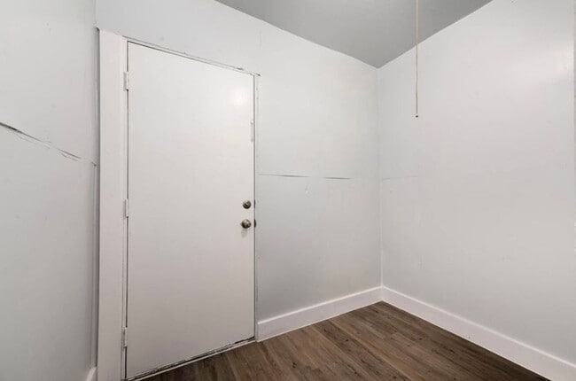 Building Photo - E. WALNUT HILLS - Cute 2 bed in upper of 2 family