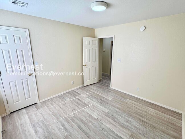 Building Photo - 3 Bed, 2 Bath Townhome with Attached Garage / Pet-Friendly / Available Now!