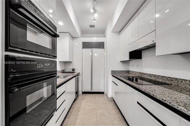 Building Photo - 785 Crandon Blvd