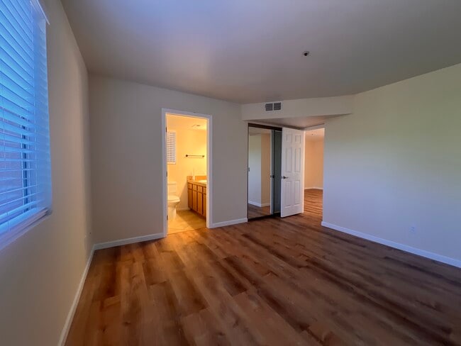 Building Photo - 250 Sunset Dr