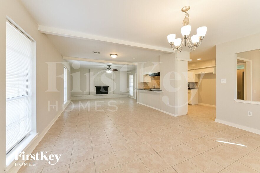 Building Photo - 214 Oakwood Dr