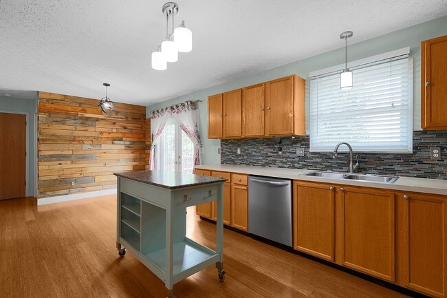 Building Photo - 299 Iris Trail Dr