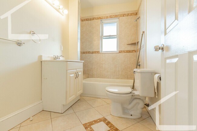 Building Photo - No Brokers Fee, Pets Friendly, Eat-in Kitchen, Big Bedrooms, Laundry on a Site