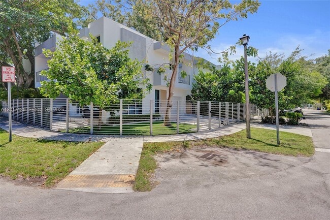Building Photo - 2851 SW 33rd Ct
