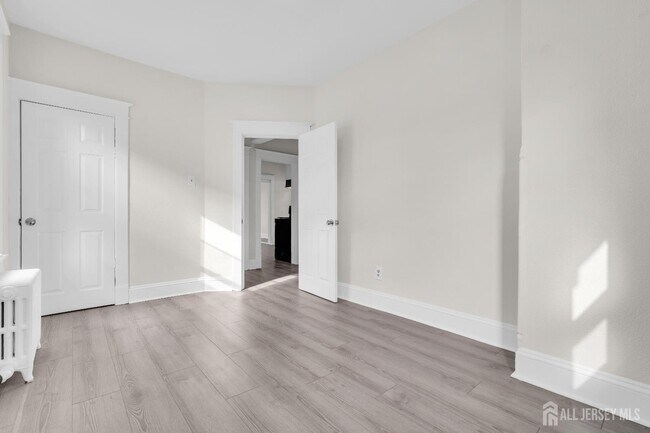 Building Photo - 375 Delavan St
