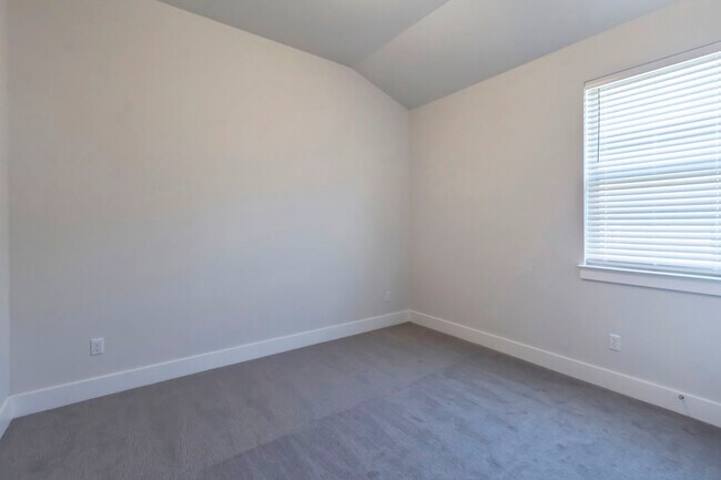 Building Photo - 120 Birkshire Dr