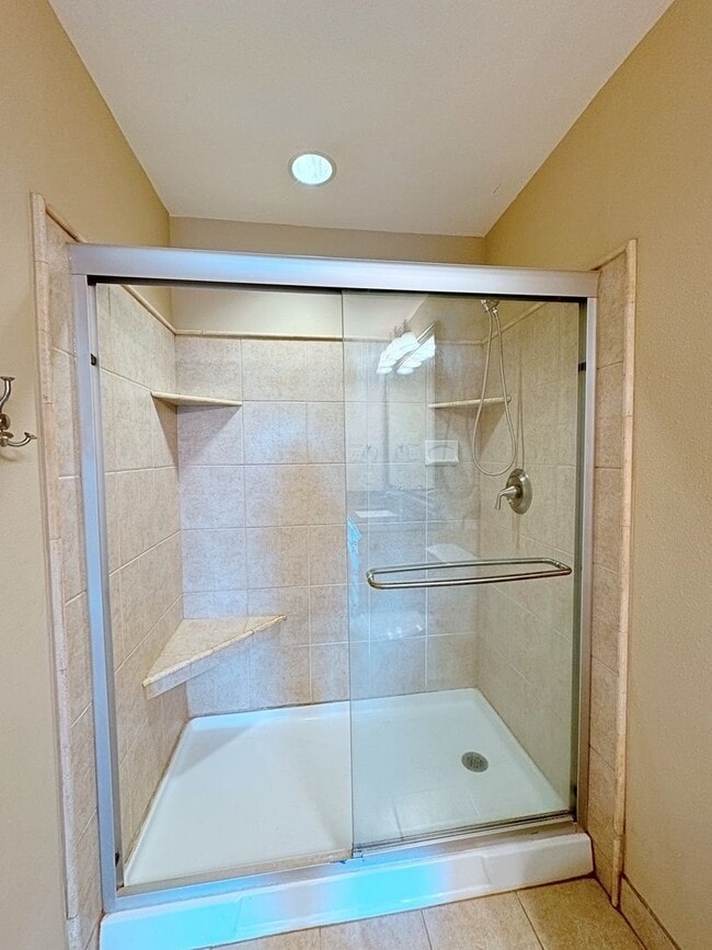 Building Photo - Custom Remodeled Townhome off Jefferson Hwy