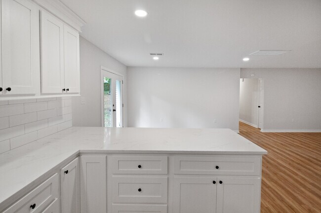 Building Photo - 1027 Tanglewood Dr