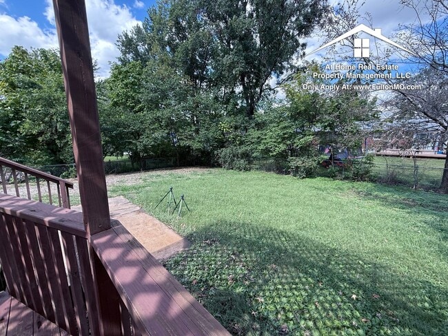 Building Photo - 511 Kleewood Dr