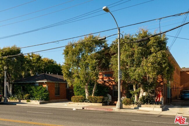 Building Photo - 2033 Cloverfield Blvd