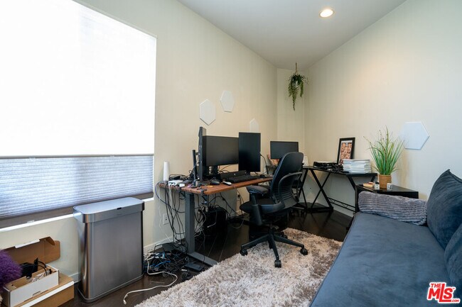 Building Photo - 3865 Buena Park Dr