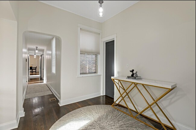 Building Photo - 5536 S King Dr