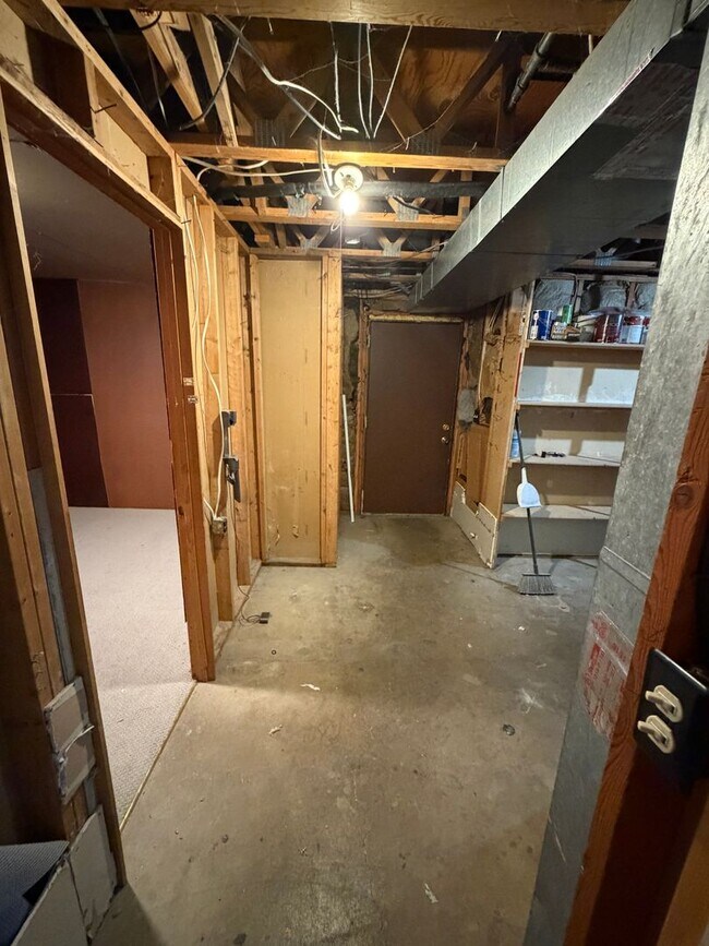 Building Photo - Spacious 4 Bed, 2 Bath Home with Fenced Yard