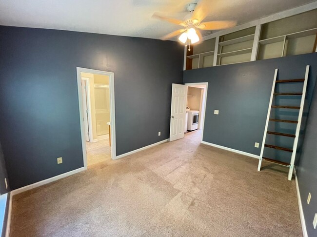 Building Photo - Beautiful 3 Bedroom End-Unit Townhouse