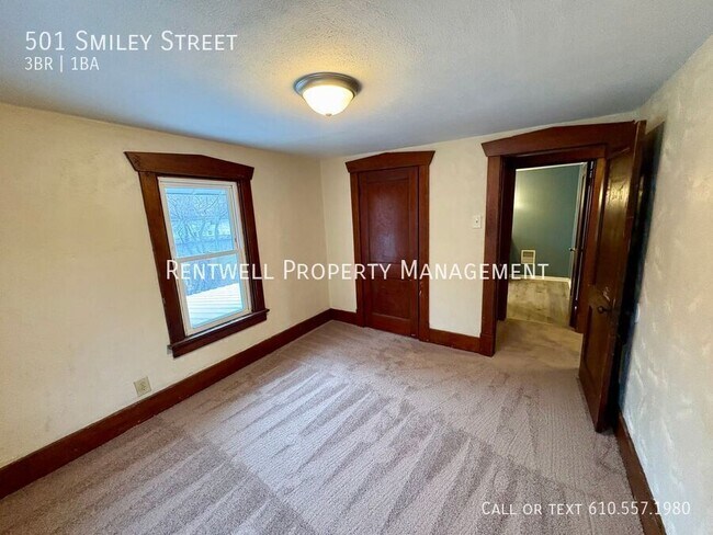 Building Photo - 501 Smiley St