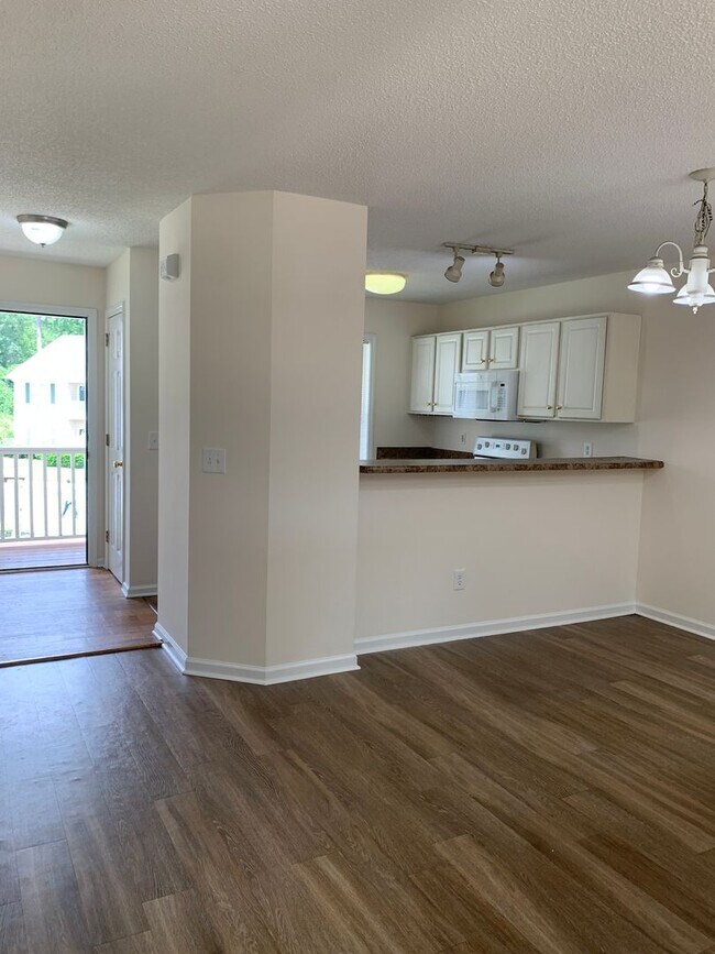 Building Photo - 2 Bedroom, 2 Bath Condo (Holton Place): Wa...