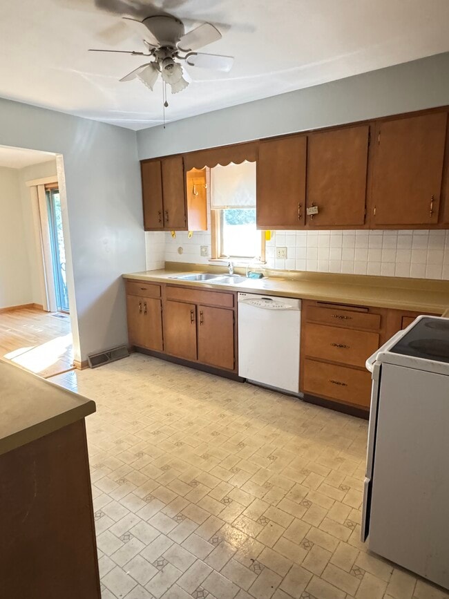Building Photo - 510-512 Elm Street Duplex