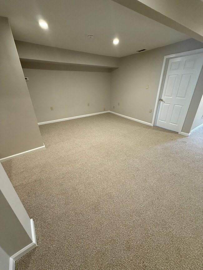 Building Photo - 2/3 Bedroom, 1 Bath Two Story Mill Street Apartment