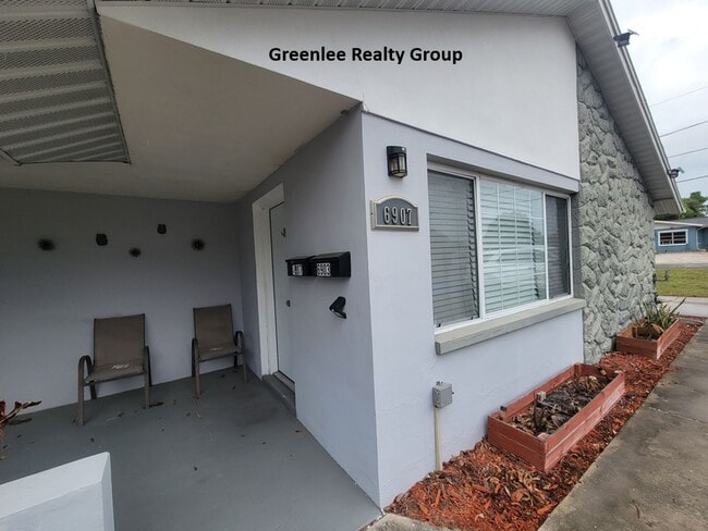 Building Photo - Walk to Downtown New Port Richey – Updated 2 Bed / 1 Bath Duplex!