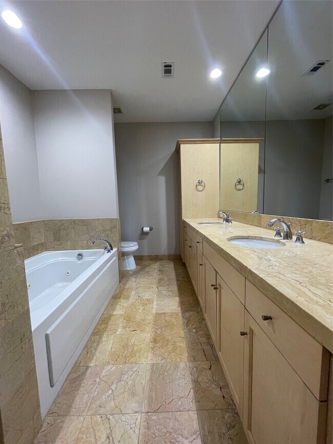 Building Photo - 5005 Hidalgo St