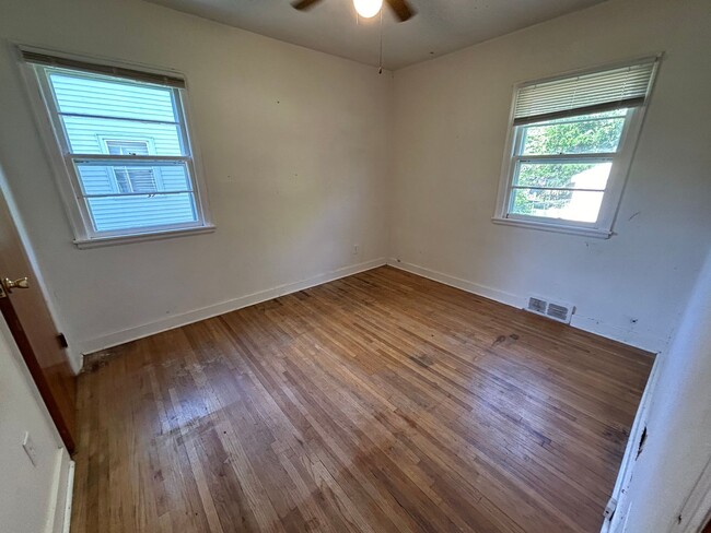 Building Photo - $1,250 - 2 Bed 1 Bath Home