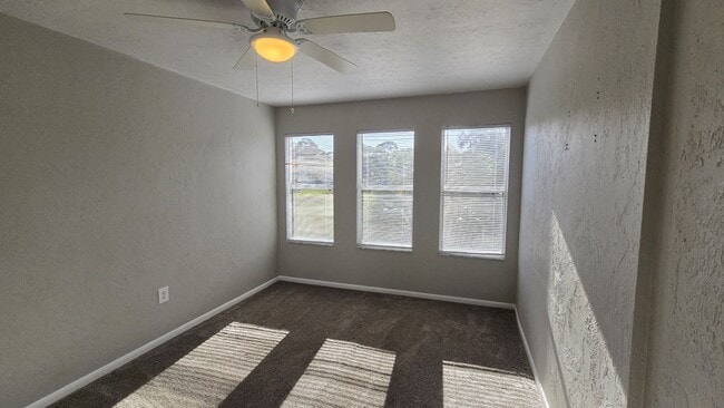 Building Photo - 3 bedroom 2 bath 2nd floor condo