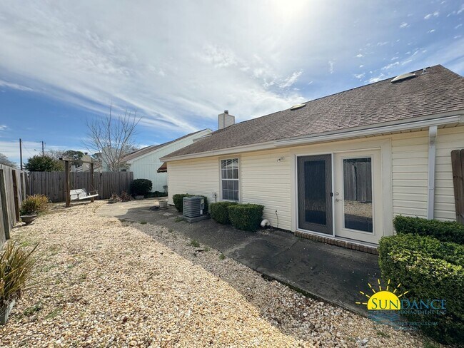 Building Photo - 417 Village Ct NW