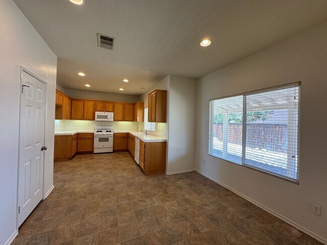 Building Photo - Spacious 4 Bedroom Home in Victorville