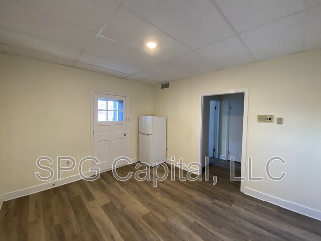 Building Photo - 5 Center Square