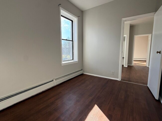 Building Photo - 846 Broadway