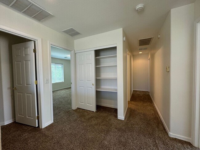 Building Photo - 4 Bedroom - 2.5 Bath - 2485 Sq. Ft - Sahuarita