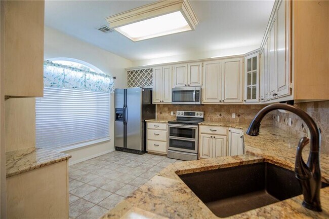 Building Photo - 115 NW Orchard Way