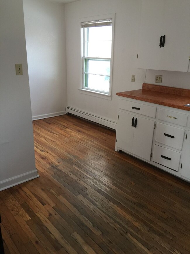 Building Photo - 2 Bed 1 bath house with carport