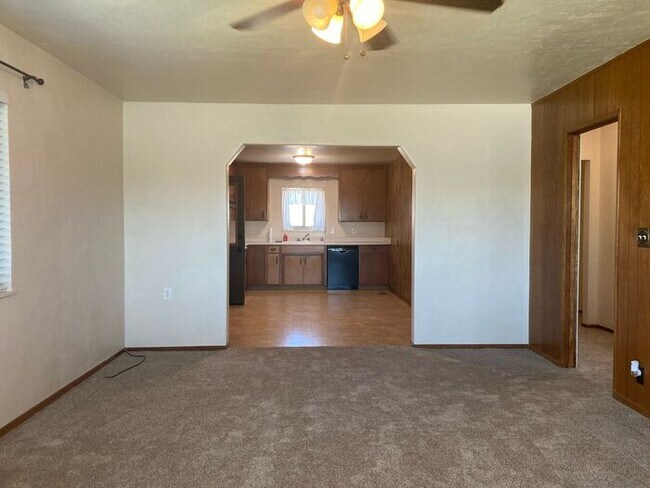 Building Photo - Turlock Country Living 3 Bedroom 2 Bath Home