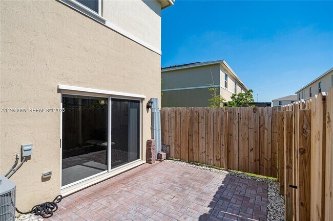 Building Photo - 495 NE 5th Ln