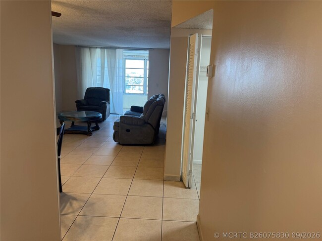 Building Photo - 2860 Somerset Dr