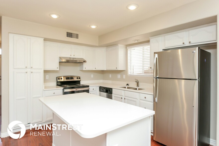 Building Photo - 2607 N 125th Dr