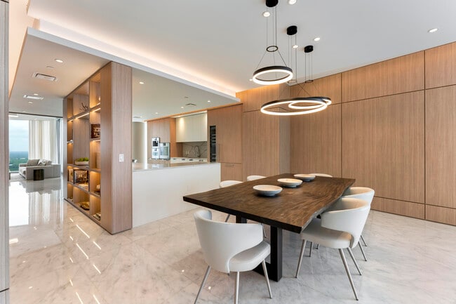 Building Photo - 15701 Collins Ave