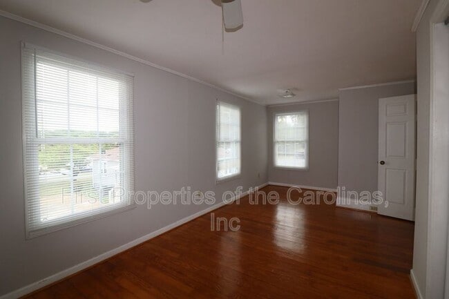 Building Photo - 203 N New Hope Rd