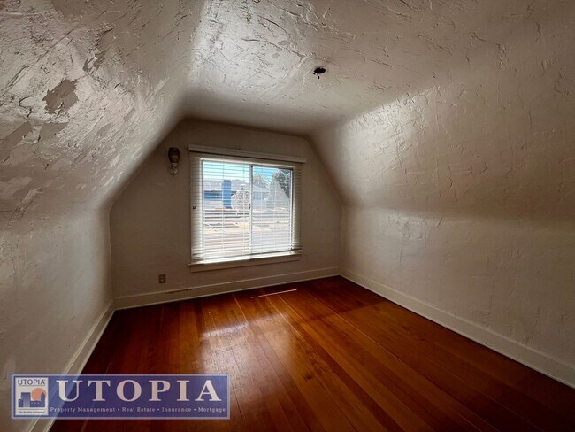 Building Photo - Charming 3 Bedroom, 1.5 Bathroom close to ...